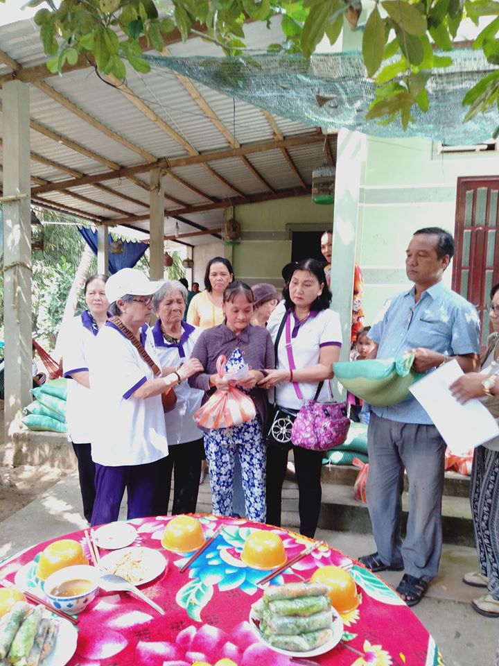 Hoa Sen Việt tặng quà từ thiện cho 15 gia đình nghèo tại Bến Tre ngày 17 tháng 11,2019