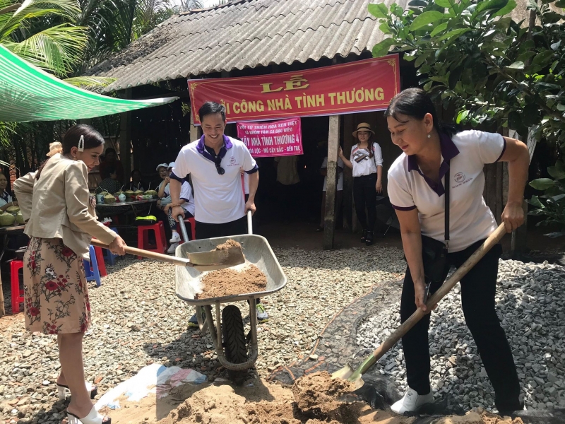 Hoa Sen Việt và nhóm Tâm Ca Đạo Hiếu trao tặng nhà tình thương số 4 ở Bến Tre tháng 12, 2019
