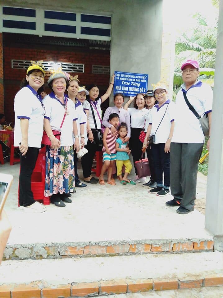 Hoa Sen Việt và nhóm Tâm Ca Đạo Hiếu trao tặng nhà tình thương số 2