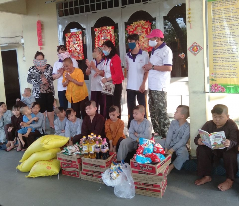 Hoa Sen Việt tặng 200 phần quà cho các em mồ côi trong thời đại dịch Coronavirus – ngày 23 tháng 3, 2020