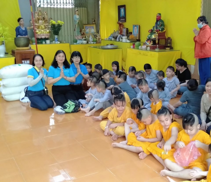 Hoa Sen Việt thăm và tặng quà cho các em mồ côi 24/05/2020