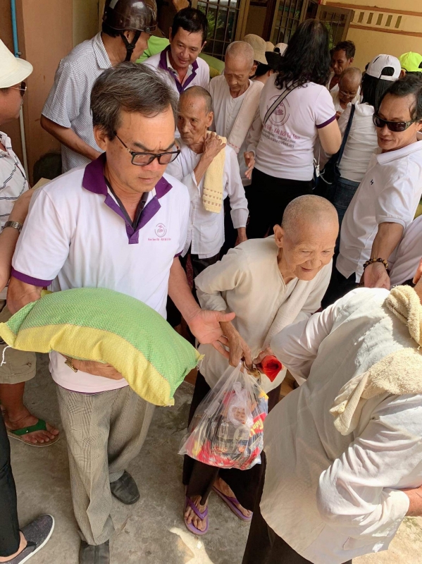 Hoa Sen Việt tặng quà từ thiện tại khóm 4, phường 8, Trà vinh ngày 11/7/2020