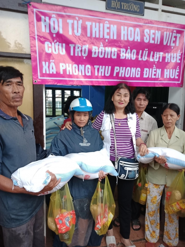 Hoa Sen Việt tặng quà cứu trợ nạn nhân bão lũ tại Phong Điền - Thừa Thiên Huế , 20-10,2020