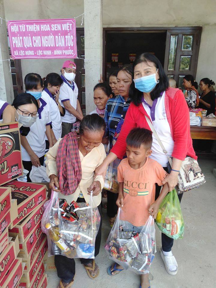 Hoa Sen Việt thăm và tặng quà cho người già & em bé tại Bình Phước- ngày 26 tháng 9,2020