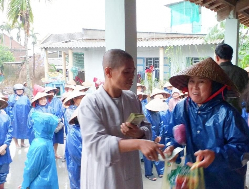 Hoa Sen Việt tặng 300 phần quà cứu trợ đồng bào bị bão lụt đợt 2 tại Quảng Bình 27-10-2020