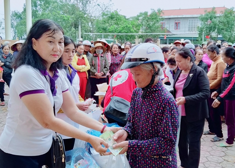 Hoa Sen Việt tặng 250 phần quà cứu trợ đồng bào bị bão lụt đợt 2 tại Hà Tĩnh 28-10-2020