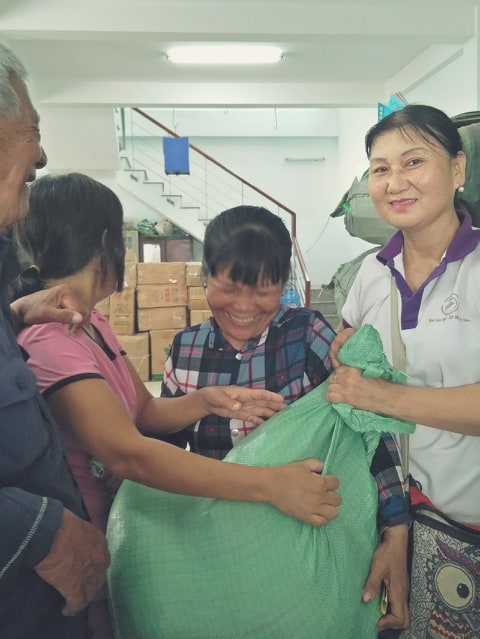 [2019.07.15] HOA SEN VIỆT PHÁT QUÀ TỪ THIỆN CHO NGƯỜI MÙ TẠI CHỢ MỚI-TÂN LẬP-KHÁNH HÒ