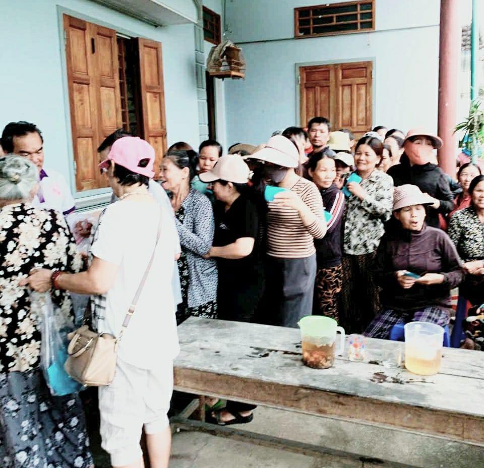 [2025.11.15] Trao tặng 150 phần quà cho bà con bị cơn bão số 13 tàn phá