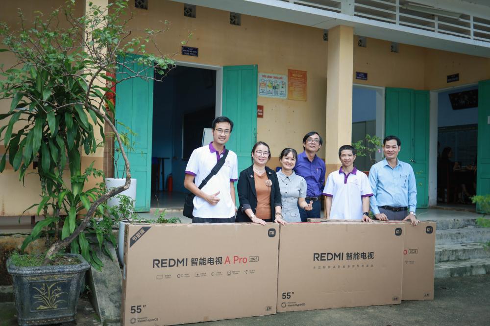 [2025.11.07] Hoa Sen Việt tặng 3 tivi cho trường THCS Tôn Thất Tùng